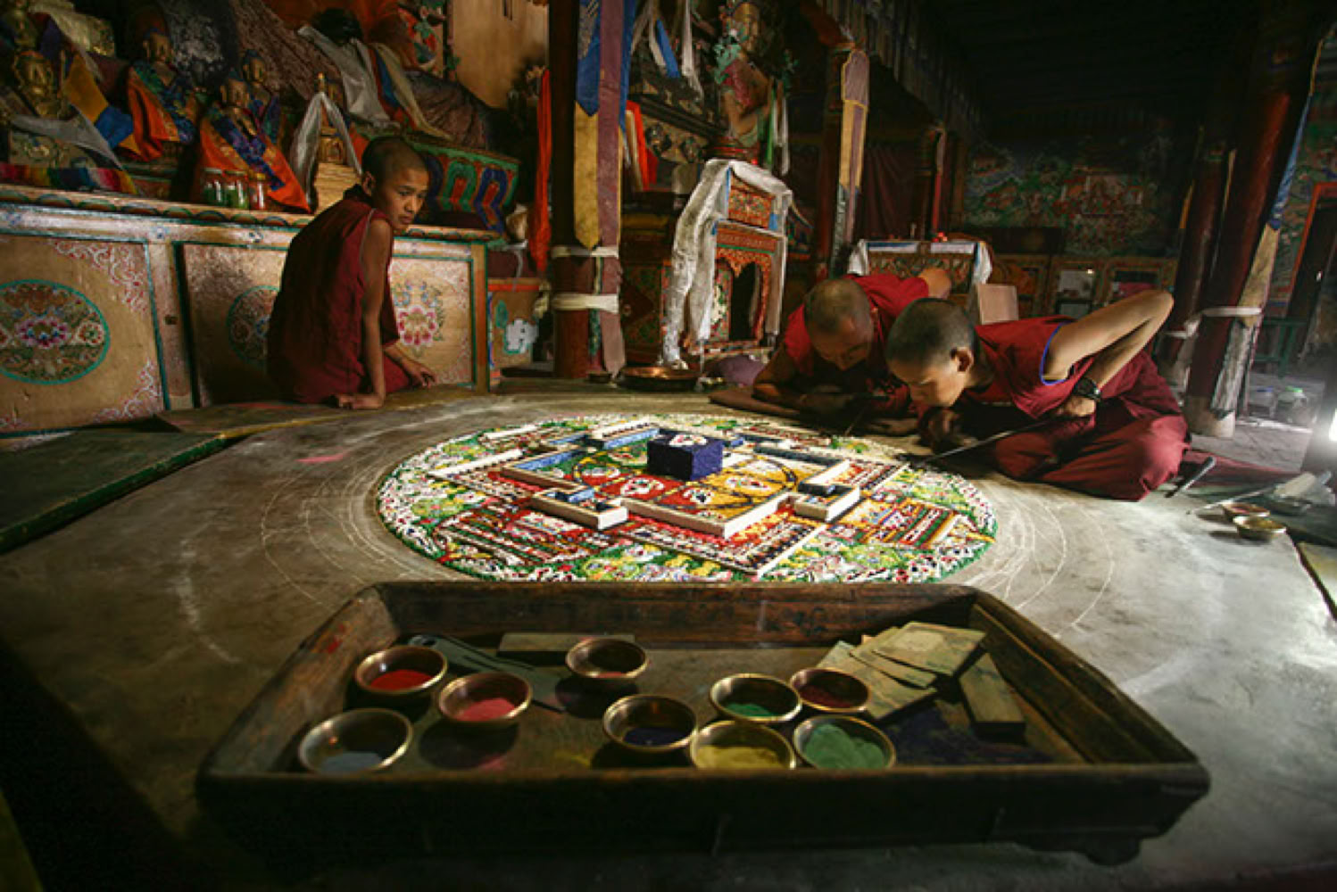 Moines tibétains make a mandala by Frédéric Reglain 
