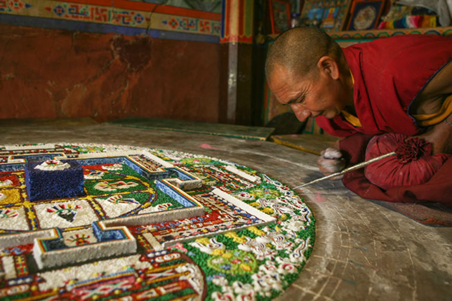 Moines tibétains make a mandala by Frédéric Reglain 
