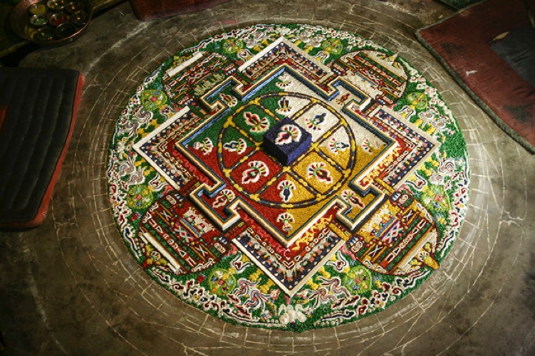 Moines tibétains make a mandala by Frédéric Reglain